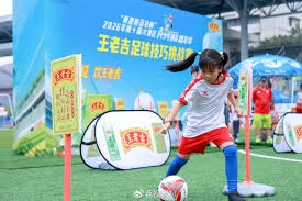 蓉城主帅回乡捧雕像 誓言争夺中超冠军